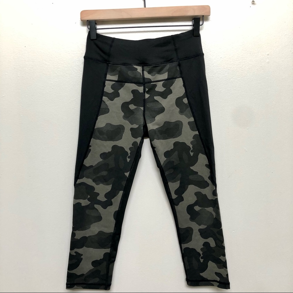 Calvin Klein Camo croppped Capri leggings